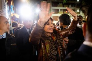 Cristina Fernández de Kirchner saluda a sus simpatizantes antes del atentado