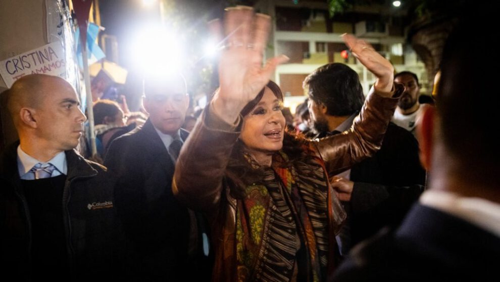 Cristina Fernández de Kirchner saluda a sus simpatizantes antes del atentado