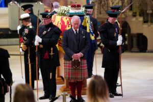 Despedidos del rey Carlos III durante ceremonia en honor a Isabel II