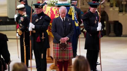 Despedidos del rey Carlos III durante ceremonia en honor a Isabel II