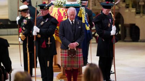 Despedidos del rey Carlos III durante ceremonia en honor a Isabel II