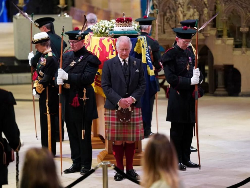 Despedidos del rey Carlos III durante ceremonia en honor a Isabel II