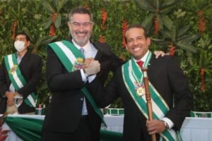 Gobernación de Santa Cruz destina dinero de vacunas a compra de computadoras y vehículos