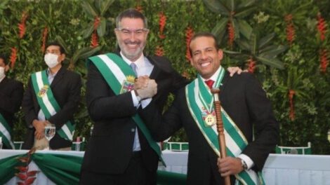 Gobernación de Santa Cruz destina dinero de vacunas a compra de computadoras y vehículos