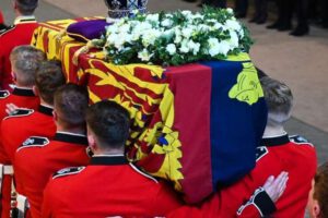 Guardias reales sosteniendo el ataúd de Isabel II