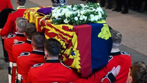 Guardias reales sosteniendo el ataúd de Isabel II