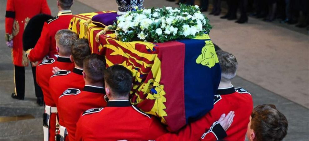 Guardias reales sosteniendo el ataúd de Isabel II