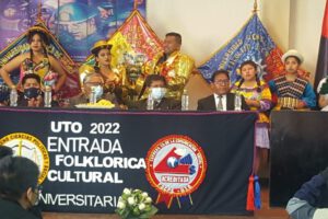 Entrada Folklórica Cultural Universitaria en Oruro