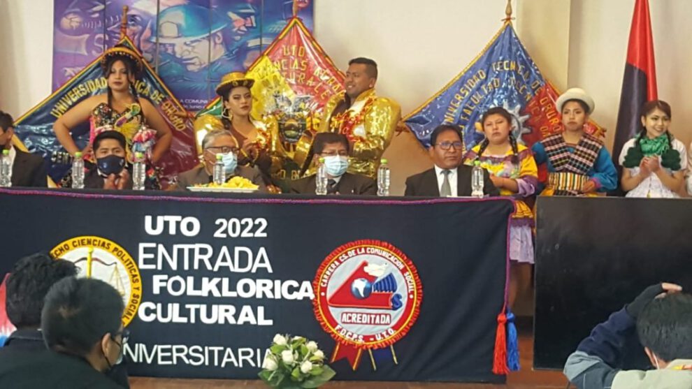 Entrada Folklórica Cultural Universitaria en Oruro