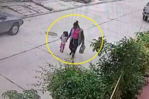 Mujer abandona a su bebé en una jardinera