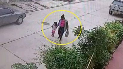 Mujer abandona a su bebé en una jardinera
