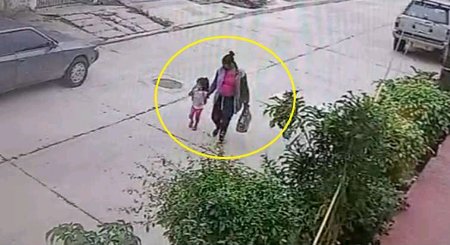 Mujer abandona a su bebé en una jardinera