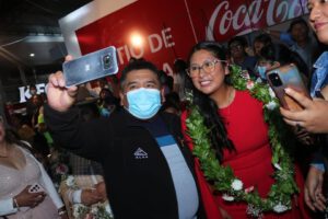 Alcaldesa Eva Copa inauguró el stand de El Alto en Expocruz