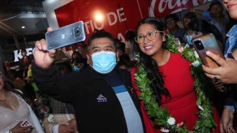 Alcaldesa Eva Copa inauguró el stand de El Alto en Expocruz