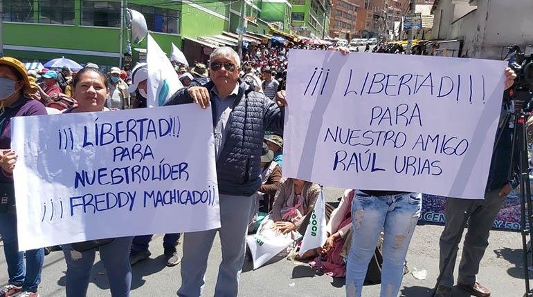Adepcoca marcha exigiendo la liberación de sus dirigentes