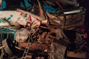 Colisión entre camión y bus de Trans Illimani