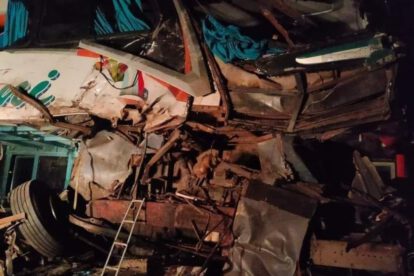 Colisión entre camión y bus de Trans Illimani