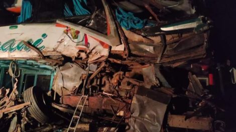 Colisión entre camión y bus de Trans Illimani