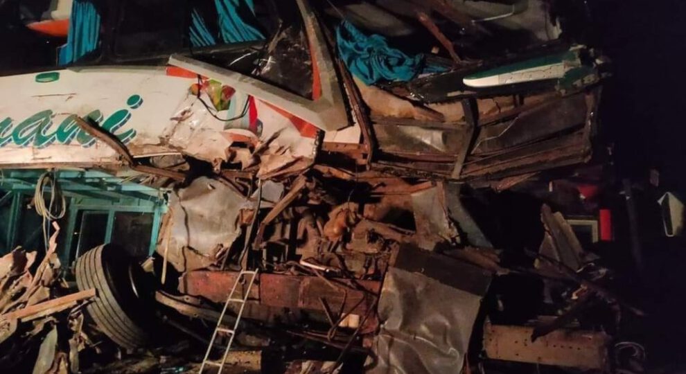 Colisión entre camión y bus de Trans Illimani