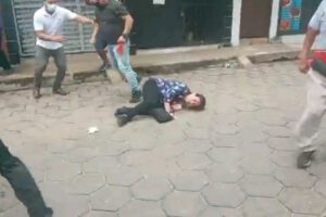 Enfrentamientos entre vecinos en Santa Cruz por el retiro de losetas