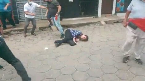 Enfrentamientos entre vecinos en Santa Cruz por el retiro de losetas