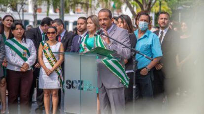 Ofrenda floral en la efeméride de Santa Cruz con Gobernador Luis Fernando Camacho