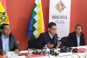 El ministro de Educación, Edgar Pary, en conferencia de prensa sobre el Bono Juancito Pinto