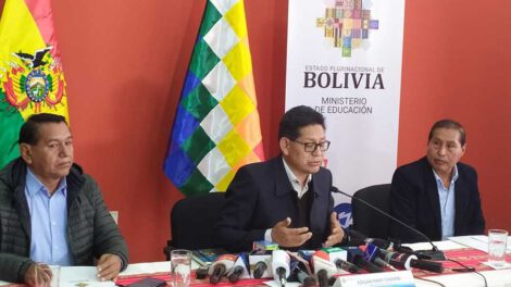 El ministro de Educación, Edgar Pary, en conferencia de prensa sobre el Bono Juancito Pinto