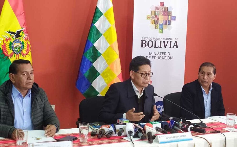 El ministro de Educación, Edgar Pary, en conferencia de prensa sobre el Bono Juancito Pinto