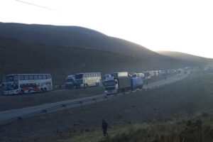 Bloqueo carretera Oruro-La Paz por mineros de Colquiri