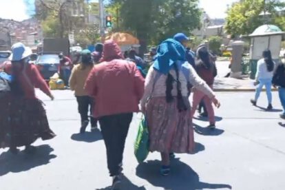 Persecución de cocaleras en La Paz