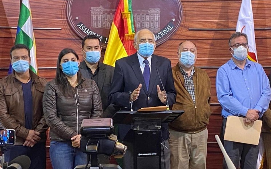 Investigación de licencias en CC liderada por Carlos Mesa