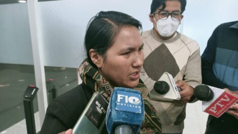 Conflicto Adepcoca: Diputada Pachacuti anuncia petición de informe oral a dos ministros