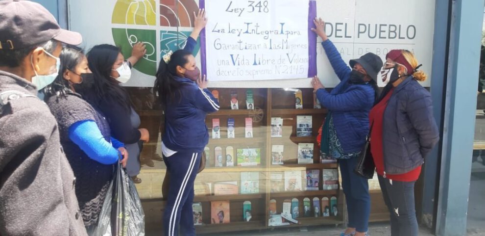 Integrantes del Colectivo Tejiendo Justicia piden acciones por la Ley 348