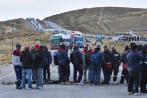 Bloqueo carretera La Paz-Oruro por mineros de Colquiri