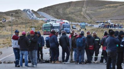 Bloqueo carretera La Paz-Oruro por mineros de Colquiri