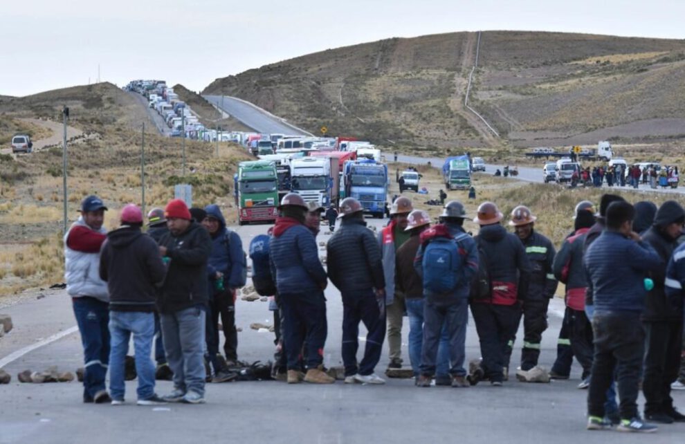 Bloqueo carretera La Paz-Oruro por mineros de Colquiri
