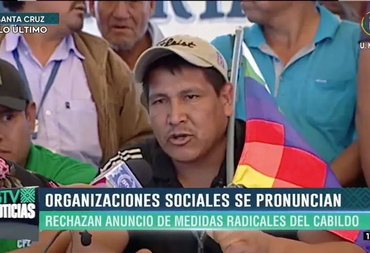 Campesinos de Santa Cruz durante su ampliado
