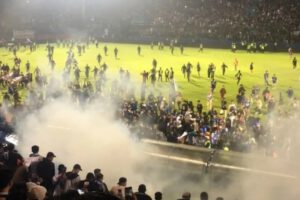 Estampida en estadio de fútbol en Indonesia