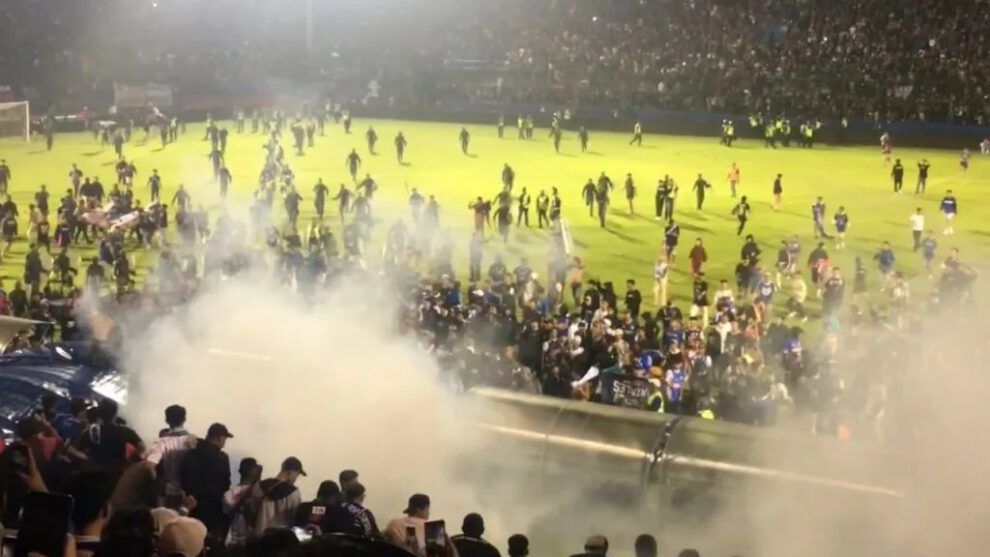 Estampida en estadio de fútbol en Indonesia