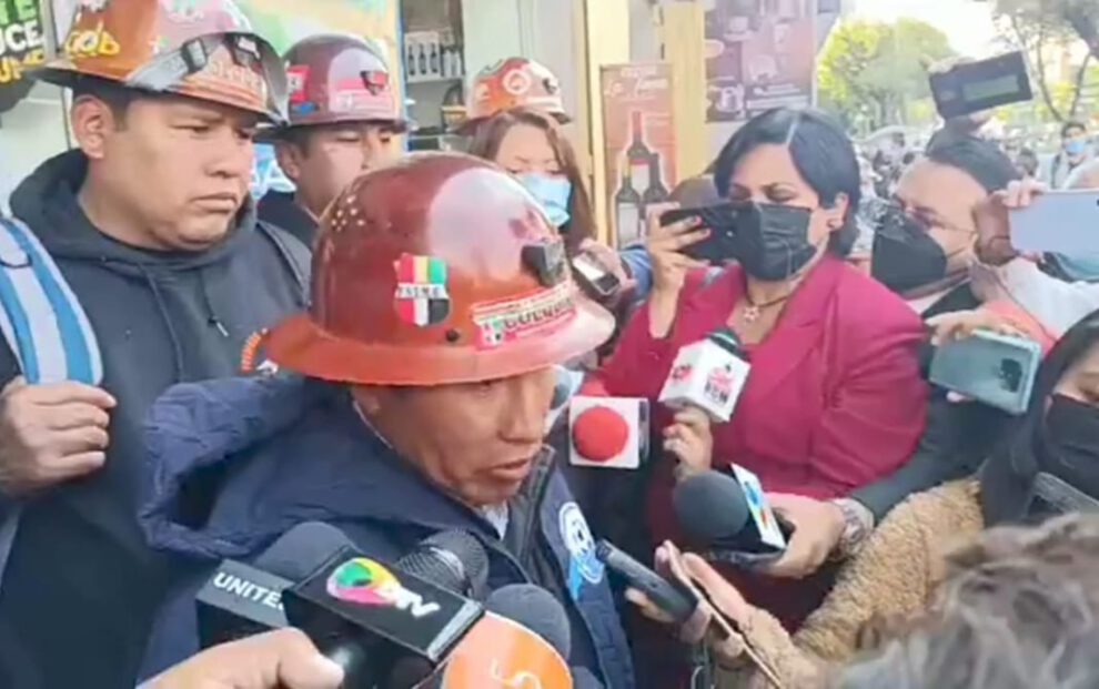 Bloqueo en la carretera Oruro – La Paz por mineros de Colquiri