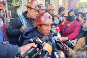 Mineros de Colquiri levantan el bloqueo y llegan a La Paz