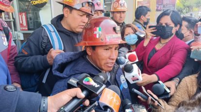 Mineros de Colquiri levantan el bloqueo y llegan a La Paz