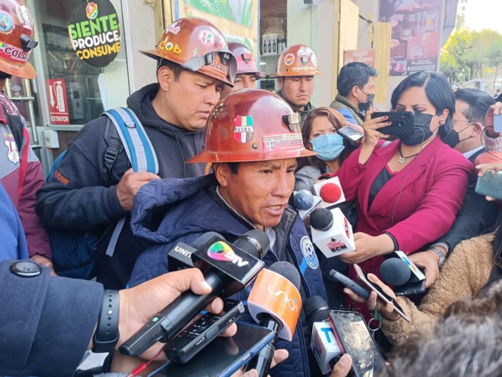 Mineros de Colquiri levantan el bloqueo y llegan a La Paz