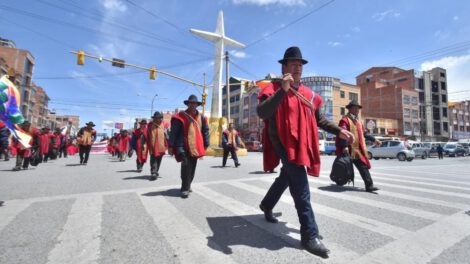 Movilización de los Ponchos Rojos rumbo a La Paz