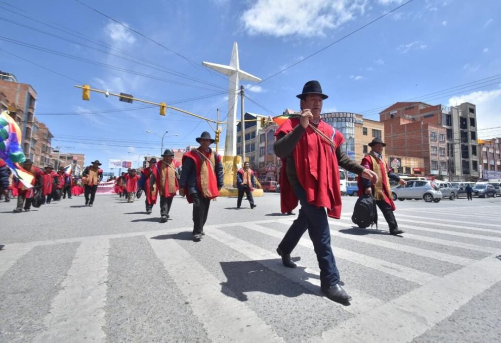 Movilización de los Ponchos Rojos rumbo a La Paz