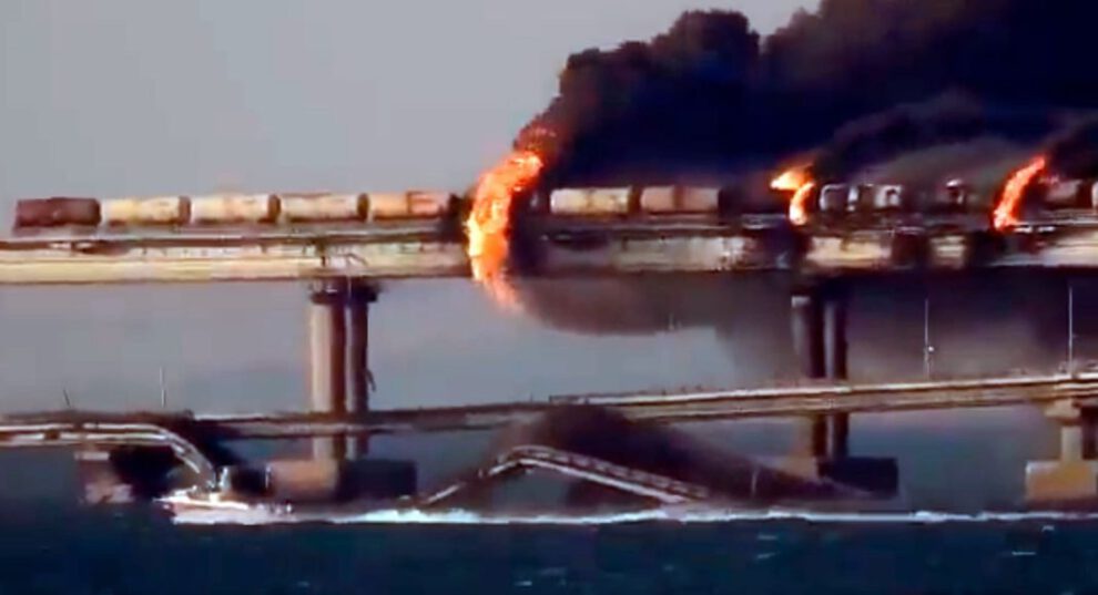 Explosión daña el puente de Kerch que enlaza Rusia con Crimea