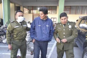 Cocalero aprehendido en La Paz mostrando sus manos