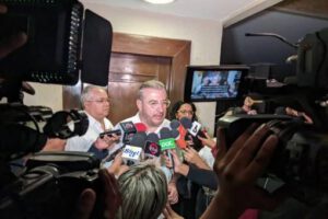 Rómulo Calvo sospecha que retraso en su vuelo a Santa Cruz fue intencional