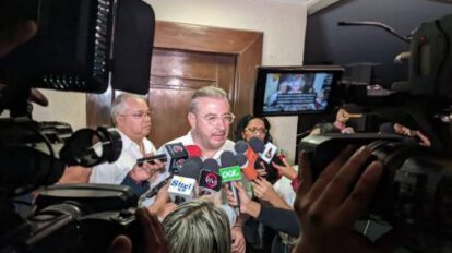 Rómulo Calvo sospecha que retraso en su vuelo a Santa Cruz fue intencional
